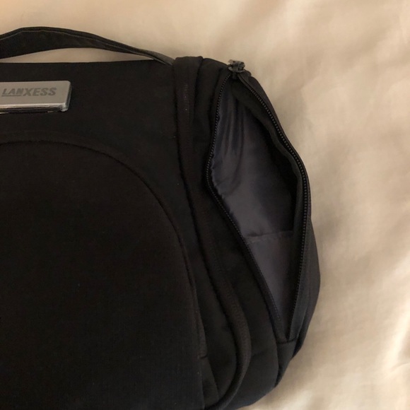 NWOT Hanging Toiletry Bag in Black Nylon - Picture 4 of 8